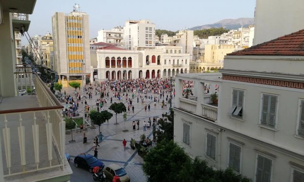 Συγκέντρωση αντιεμβολιαστών στην Πάτρα έξω από εκκλησία
